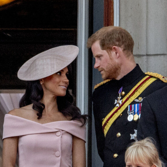 Le personnage féminin est habillé comme Meghan lors du rassemblement militaire "Trooping the Colour" en 2018
Meghan Markle, duchesse de Sussex, le prince Harry, duc de Sussex, Isla Phillips - Les membres de la famille royale britannique lors du rassemblement militaire "Trooping the Colour" (le "salut aux couleurs"), célébrant l'anniversaire officiel du souverain britannique. Cette parade a lieu à Horse Guards Parade, chaque année au cours du deuxième samedi du mois de juin. Londres, le 9 juin 2018.