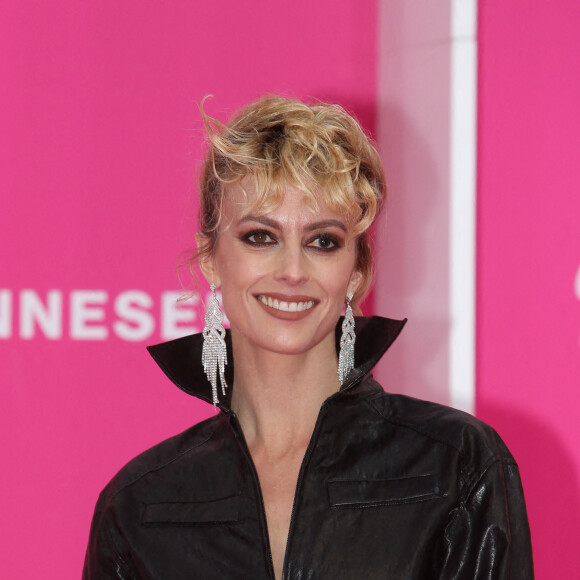 Après ses déclarations, le producteur de Plus belle la vie s'était à son tour confié sur sa décision d'évincer son actrice.
Sara Mortensen au photocall de la cérémonie d'ouverture de la 5ème saison du festival International des Séries "Canneseries" à Cannes, France, le 1er avril 2022. © Denis Guignebourg/BestImage