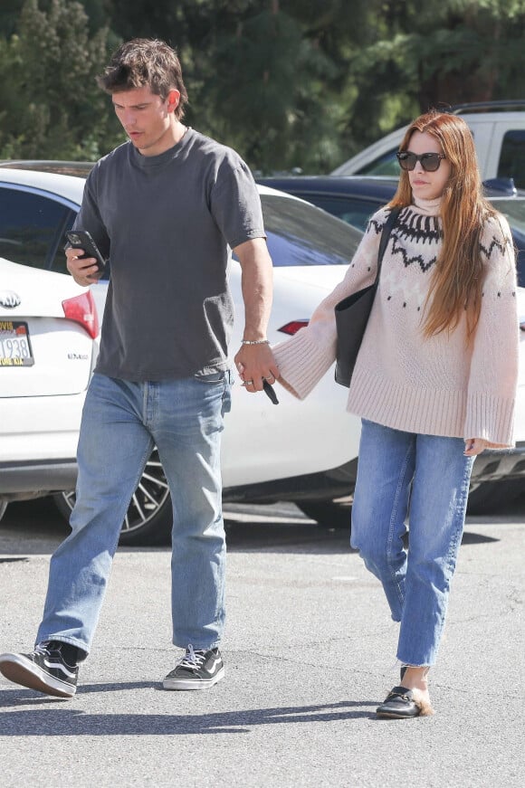 Exclusif - Riley Keough et son mari Ben Smith-Petersen font faire leur courses chez "Erewhon Market" à Los Angeles, le 13 février 2023.