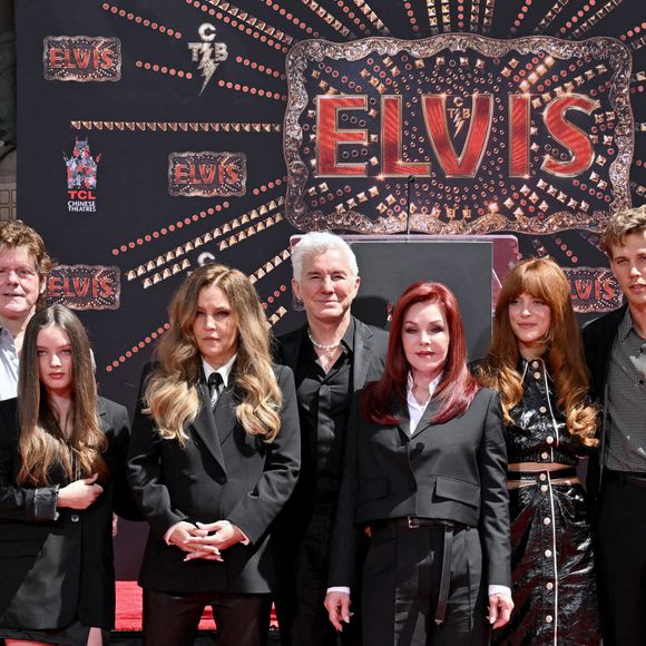 Baz Luhrmann, Austin Butler, Harper Vivienne Ann Lockwood, Lisa Marie Presley, Priscilla Presley, Riley Keough, and Finley Aaron Love Lockwood, le 21 juin 2022, à Hollywood, Los Angeles.