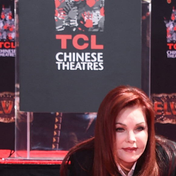 Lisa Marie est décédée d'un arrêt cardiaque le 12 janvier dernier. 
Finley Lockwood, Lisa Marie Presley, Priscilla Presley, Riley Keough and Harper Lockwood - Trois générations de Presley laissent leurs empreintes dans le ciment du TCL Chinese Theater pour célébrer la sortie du film "Elvis" à Los Angeles, le 21 juin 2022. 