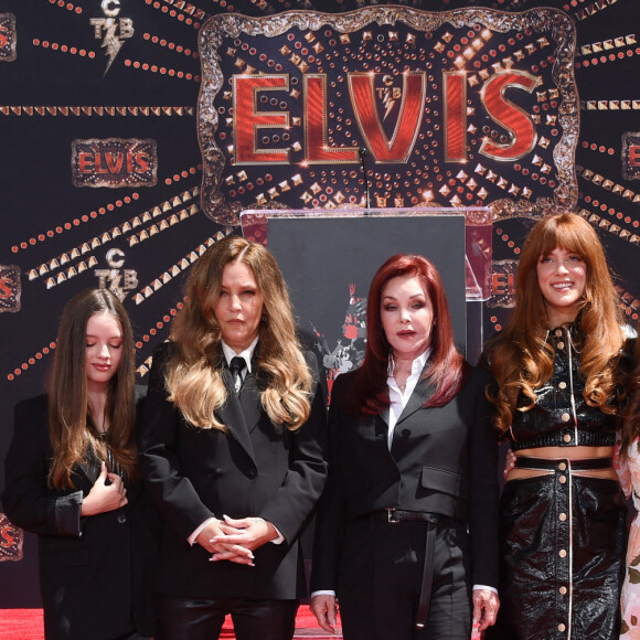 La famille Presley va-t-elle se déchirer ? 
Finley Lockwood, Lisa Marie Presley, Priscilla Presley, Riley Keough, Harper Lockwood - Trois générations de Presley laissent leurs empreintes dans le ciment du TCL Chinese Theater pour célébrer la sortie du film "Elvis" à Los Angeles, le 21 juin 2022. 