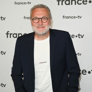 Mais d'ici là, il compte bien profiter de la "dernière décénnie" qui lui reste.
Laurent Ruquier au photocall pour la conférence de presse de rentrée de France TV à la Grande Halle de la Villette à Paris, France, le 6 juillet 2022. © Coadic Guirec/Bestimage