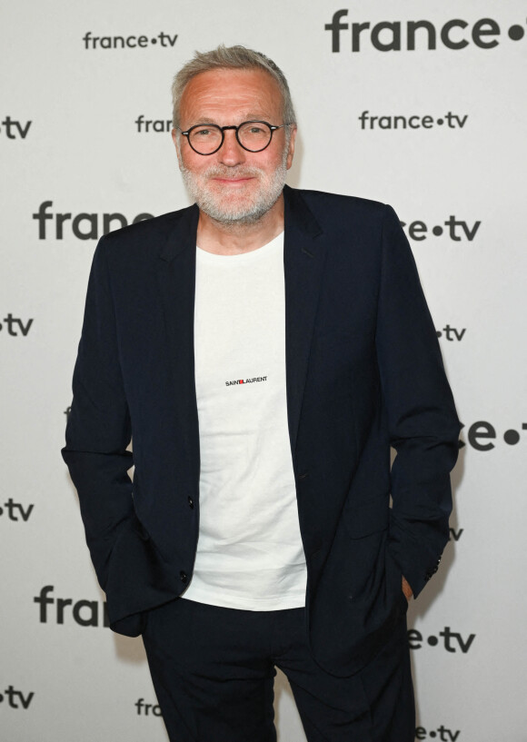 Mais d'ici là, il compte bien profiter de la "dernière décénnie" qui lui reste.
Laurent Ruquier au photocall pour la conférence de presse de rentrée de France TV à la Grande Halle de la Villette à Paris, France, le 6 juillet 2022. © Coadic Guirec/Bestimage