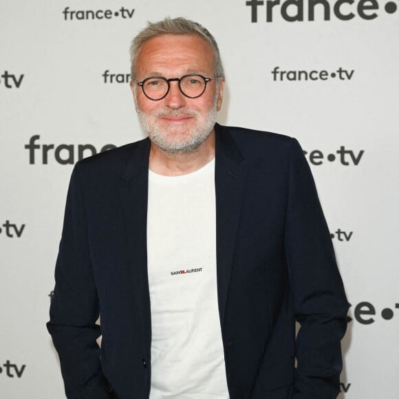 Mais d'ici là, il compte bien profiter de la "dernière décénnie" qui lui reste.
Laurent Ruquier au photocall pour la conférence de presse de rentrée de France TV à la Grande Halle de la Villette à Paris, France, le 6 juillet 2022. © Coadic Guirec/Bestimage