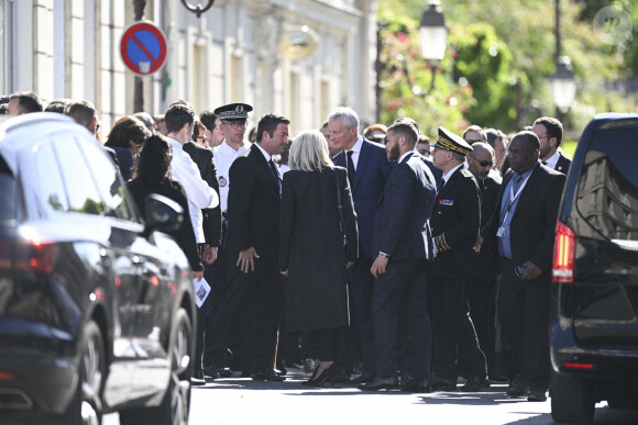 Une nouvelle à laquelle la famille a tenu réagir, notamment par le biais d'un communiqué de l'association Antoine Alléno, qui a été fondée suite à ce terrible drame.
Karl Olive - Maire de Poissy, Bruno Le Maire - Ministre de l economie et des Finances, Brigitte Macron - Sortie des obsèques d'Antoine Alléno (fils du chef cuisinier français, trois étoiles au Guide Michelin Yannick Alléno) en la collégiale Notre-Dame de Poissy, France, le 13 mai 2022. © Jean-Baptiste Autissier/Panoramic/Bestimage
