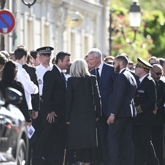 Une nouvelle à laquelle la famille a tenu réagir, notamment par le biais d'un communiqué de l'association Antoine Alléno, qui a été fondée suite à ce terrible drame.
Karl Olive - Maire de Poissy, Bruno Le Maire - Ministre de l economie et des Finances, Brigitte Macron - Sortie des obsèques d'Antoine Alléno (fils du chef cuisinier français, trois étoiles au Guide Michelin Yannick Alléno) en la collégiale Notre-Dame de Poissy, France, le 13 mai 2022. © Jean-Baptiste Autissier/Panoramic/Bestimage