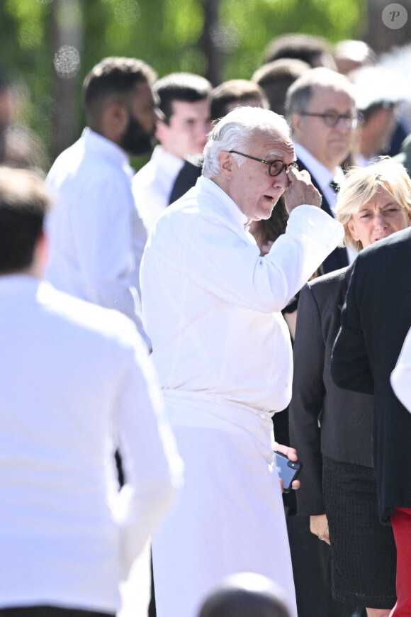 Alain Ducasse - Sortie des obsèques d'Antoine Alléno (fils du chef cuisinier français, trois étoiles au Guide Michelin Yannick Alléno) en la collégiale Notre-Dame de Poissy, France, le 13 mai 2022. © Jean-Baptiste Autissier/Panoramic/Bestimage