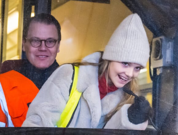 La princesse Victoria, le prince Daniel de Suède et leurs enfants Oscar et Estelle visitent la société de transport "Storstockholms Lokaltrafik" et le dépôt de véhicules ferroviaires d'Ulvsunda à Bromma, Stockholm, Suède le 24 décembre 2022. 