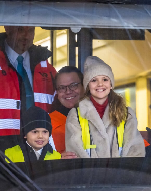 La princesse Victoria, le prince Daniel de Suède et leurs enfants Oscar et Estelle visitent la société de transport "Storstockholms Lokaltrafik" et le dépôt de véhicules ferroviaires d'Ulvsunda à Bromma, Stockholm, Suède le 24 décembre 2022. 