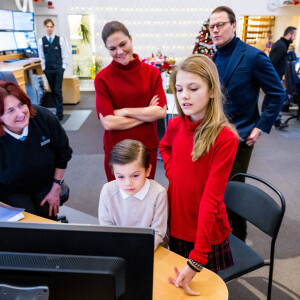 La princesse Victoria, le prince Daniel de Suède et leurs enfants Oscar et Estelle visitent la société de transport "Storstockholms Lokaltrafik" et le dépôt de véhicules ferroviaires d'Ulvsunda à Bromma, Stockholm, Suède le 24 décembre 2022. 