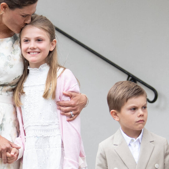 Elle est très proche de sa mère, la princesse Victoria, mais également de son petit frère, le jeune Oscar. 
Princesse Victoria, Princesse Estelle, Prince Oscar - La famille royale de Suède lors du 45ème anniversaire de la princesse Victoria de Suède au château Solliden à Borgholm. Le 14 juillet 2022
