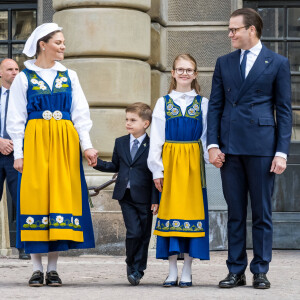La princesse Victoria, Le prince Daniel de Suède, leurs enfants La princesse Estelle et le prince Oscar de Suède lancent la "Journée portes ouvertes des châteaux" au Palais Royal de Stockholm lors de la Fête Nationale, le 6 juin 2022. 