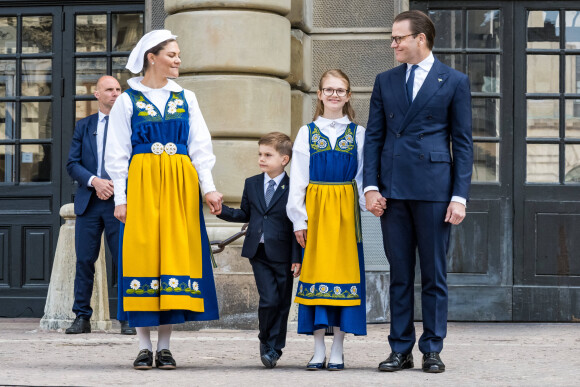La princesse Victoria, Le prince Daniel de Suède, leurs enfants La princesse Estelle et le prince Oscar de Suède lancent la "Journée portes ouvertes des châteaux" au Palais Royal de Stockholm lors de la Fête Nationale, le 6 juin 2022. 