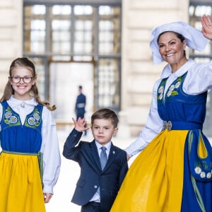 La jeune fille, qui montera sur le trône de Suède après son grand-père et sa mère, est très sérieuse sur son nouveau portrait officiel.
La princesse Victoria, Le prince Daniel de Suède, leurs enfants La princesse Estelle et le prince Oscar de Suède lancent la "Journée portes ouvertes des châteaux" au Palais Royal de Stockholm lors de la Fête Nationale, le 6 juin 2022. 