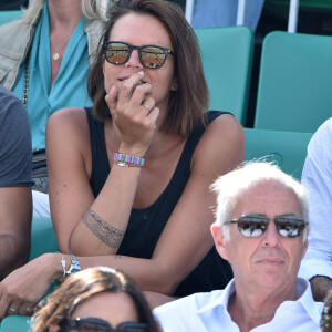 Laure Manaudou et son compagnon Jérémy Frérot (du groupe Fréro Delavega) dans les tribunes lors de la finale des Internationaux de tennis de Roland-Garros à Paris, le 7 juin 2015.