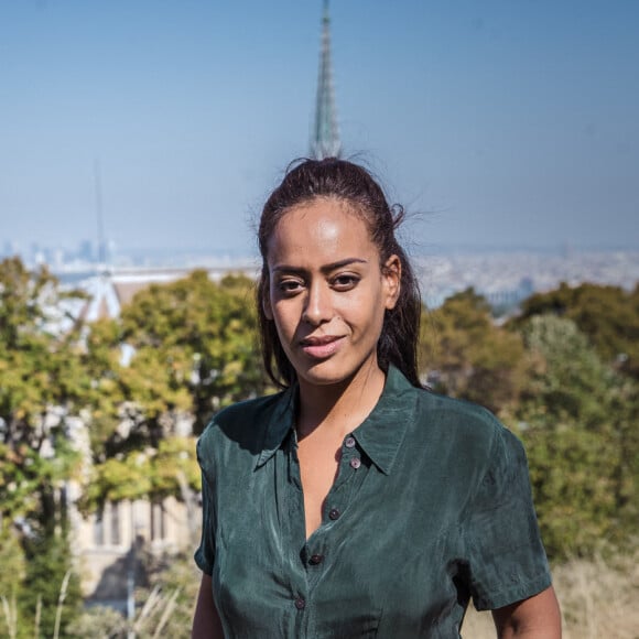 La chanteuse portait une magnifique robe rose pâle plissée au généreux décolleté !
Exclusif - Amel Bent en marge du tournage du téléfilm de France 3 "Les sandales blanches" (diffusé le 25 janvier 2021) à Meudon le 18 septembre 2020 © Cyril Moreau / Bestimage