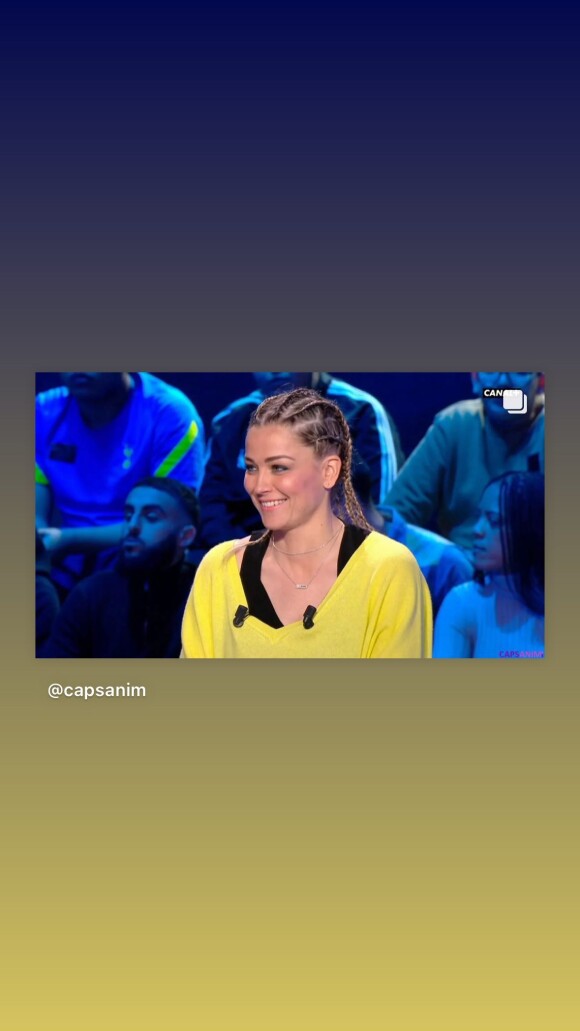 Sur Instagram, elle n'a pas hésité à reposter des photos de son nouveau look dans sa story
Laure Boulleau sur le plateau du Canal Football Club.
