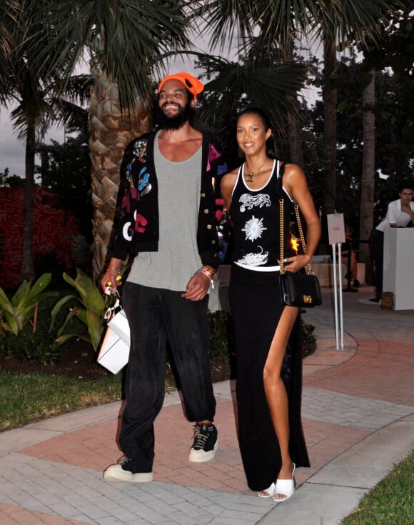 Les deux hommes se sont retrouvés et ils ont pu fêter ensemble les 38 ans de l'ancien basketteur
Exclusif - Joakim Noah et sa femme Lais Ribeiro quittent la soirée Chanel à Miami, le 4 novembre 2022.