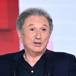 Sa capacité à l'autodérision était, selon Michel Drucker, son plus grand atout.
Exclusif - Michel Drucker - Enregistrement de l'émission "Vivement Dimanche" au Studio Gabriel, présentée par M.Drucker, et diffusée sur France 3, de 13h30 à 15h, le 28 août © Guillaume Gaffiot / Bestimage
