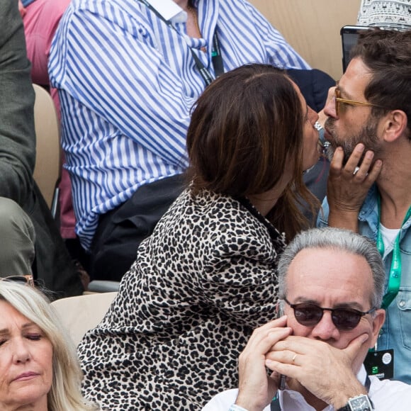Dans son 6e album, le chanteur a glissé une jolie déclaration...
Christophe Maé et compagne Nadège Sarron - Tribunes lors de la finale messieurs des internationaux de France de tennis de Roland Garros 2019 à Paris le 9 juin 2019. © Jacovides-Moreau/Bestimage
