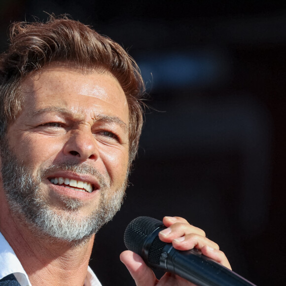 ... intitulée "Ma femme me saoule" !
Christophe Mae - Les concerts de la fête de l'humanité 2022 sur la Base 217 du Plessis-Pâté, Brétigny sur Orge le 11 septembre 2022.