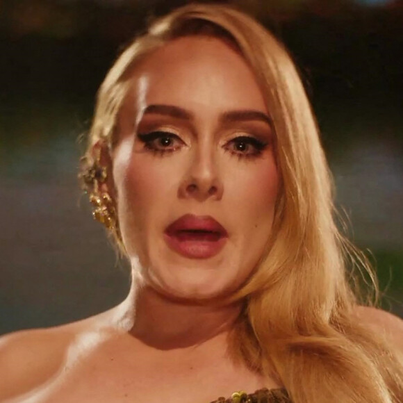 Mais les dernières apparitions d'Adele sur scène interrogent les fans.
Adèle dans le clip de sa chanson "I Drink Wine". Los Angeles. Le 27 octobre 2022.
