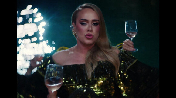 Adèle dans le clip de sa chanson "I Drink Wine". Los Angeles. Le 27 octobre 2022.