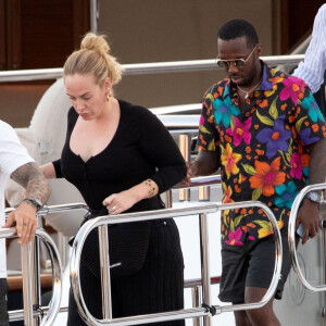 Elle est en couple depuis 2021 avec Rich Paul, un célèbre agent de sportifs.
Adele et son compagnon Rich Paul quittent le yacht de Jay Schottenstein à Porto Cervo en Sardaigne, le 23 juillet 2022.