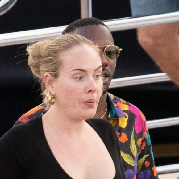 Adele et son compagnon Rich Paul quittent le yacht de Jay Schottenstein à Porto Cervo en Sardaigne, le 23 juillet 2022.