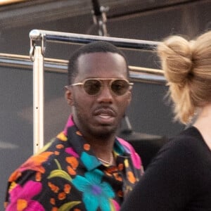 Adele et son compagnon Rich Paul quittent le yacht de Jay Schottenstein à Porto Cervo en Sardaigne, le 23 juillet 2022.