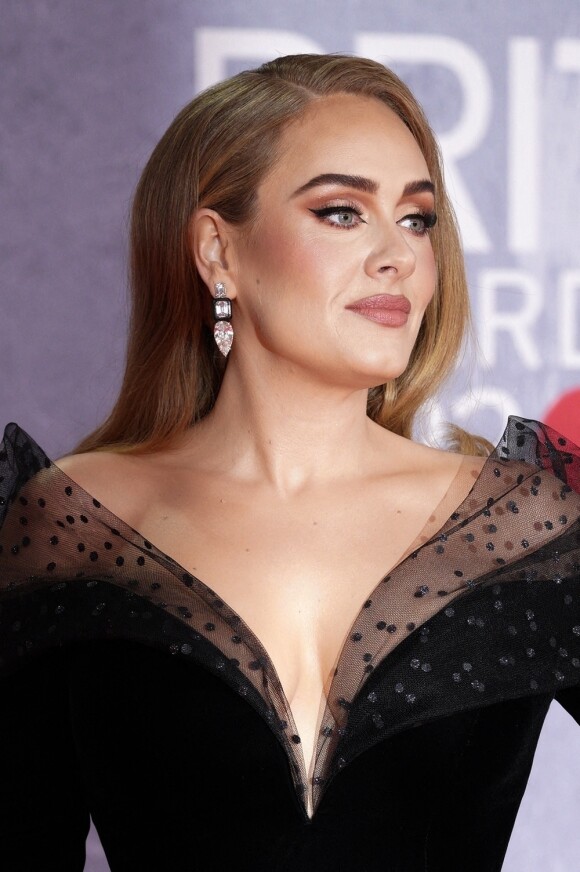 La chanteuse Adele a remporté le prix du meilleur album, de la chanson de l'année et d'artiste de l'année lors de la cérémonie des Brit Awards 2022 à L'O2 à Londres le 8 février 2022.