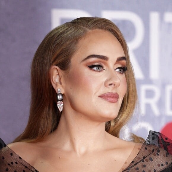 La chanteuse Adele a remporté le prix du meilleur album, de la chanson de l'année et d'artiste de l'année lors de la cérémonie des Brit Awards 2022 à L'O2 à Londres le 8 février 2022.