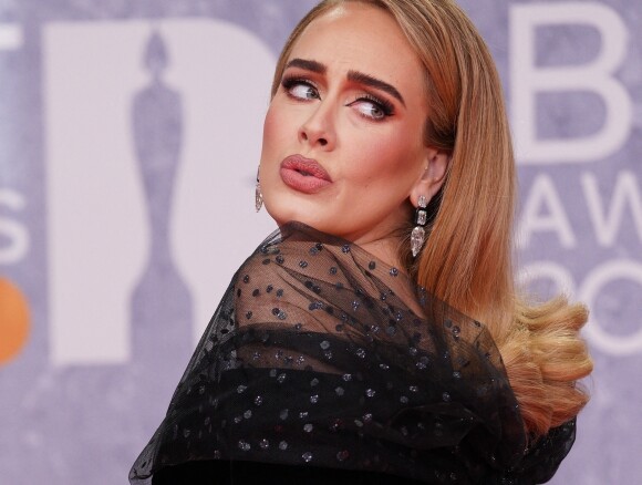 Heureuse nouvelle pour Adele.
La chanteuse Adele a remporté le prix du meilleur album, de la chanson de l'année et d'artiste de l'année lors de la cérémonie des Brit Awards à L'O2 à Londres.