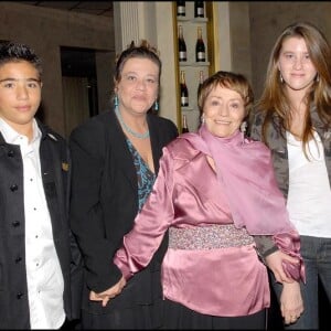 Cependant, un sentiment de colère avait gagné ses proches, qui s'étaient offusqués de voir que "la famille du cinéma" avait plongé l'actrice dans l'oubli.
Annie Girardot avec sa fille Giulia et ses petits-enfants Renato et Lola en 2006