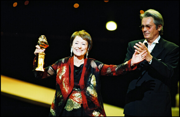 Alain Delon et Annie Girardot à la cérémonie des Molières, Molière de la meilleure comédienne pour "Madame Marguerite" en 2002.