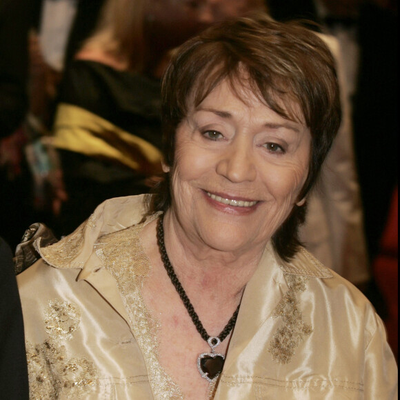 Il y a douze ans jour pour jour, Annie Girardot rendait son dernier souffle, après s'être battue contre la maladie d'Alzheimer.
Annie Girardot - Montée des marches du film "Cache" - à Cannes.