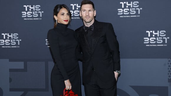 Lionel Messi récompensé par la FIFA, sa femme Antonela sublime dans une robe fendue et unique