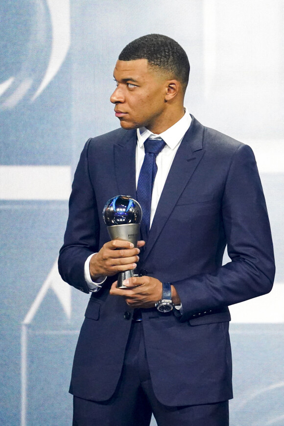 Kylian Mbappé (trophée FIFPro Team World Hommes) lors de la cérémonie des Best Fifa awards à la salle Pleyel à Paris le 27 février 2023. © Pierre Perusseau / Bestimage