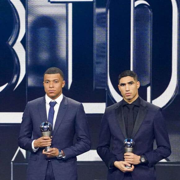 Virgil van Dijk, Lionel Messi (meilleur joueur de l'année), Kylian Mbappe, Achraf Hakimi (visé par une enquète pour viol), Casemiro et Joao Cancelo lors de la cérémonie des Best Fifa awards à la salle Pleyel à Paris le 27 février 2023. © Pierre Perusseau / Bestimage