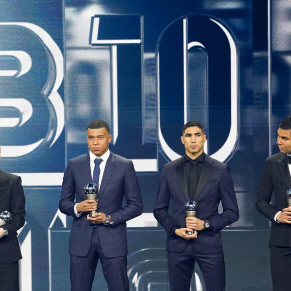 Virgil van Dijk, Lionel Messi (meilleur joueur de l'année), Kylian Mbappe, Achraf Hakimi (visé par une enquète pour viol), Casemiro et Joao Cancelo lors de la cérémonie des Best Fifa awards à la salle Pleyel à Paris le 27 février 2023. © Pierre Perusseau / Bestimage