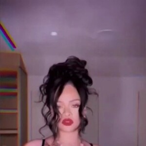 Capture d'écran de Rihanna qui montre son corps post-grossesse pour la promotion de la lingerie Savage X Fenty