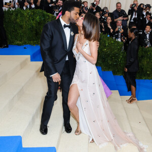 The Weeknd (Abel Tesfaye) et sa compagne Selena Gomez au MET 2017 Costume Institute Gala sur le thème de "Rei Kawakubo/Comme des Garçons: Art Of The In-Between" à New York. Le 1er mai 2017 © Christopher Smith / Zuma Press / Bestimage