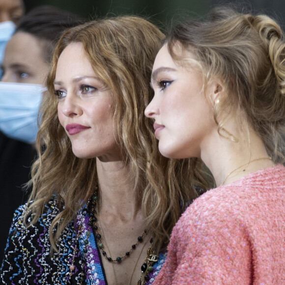 Vanessa Paradis et sa fille Lily Rose Depp - Photocall du défilé de mode prêt-à-porter printemps-été 2021 "Chanel" au Grand Palais à Paris. Le 6 octobre 2020 © Olivier Borde / Bestimage 