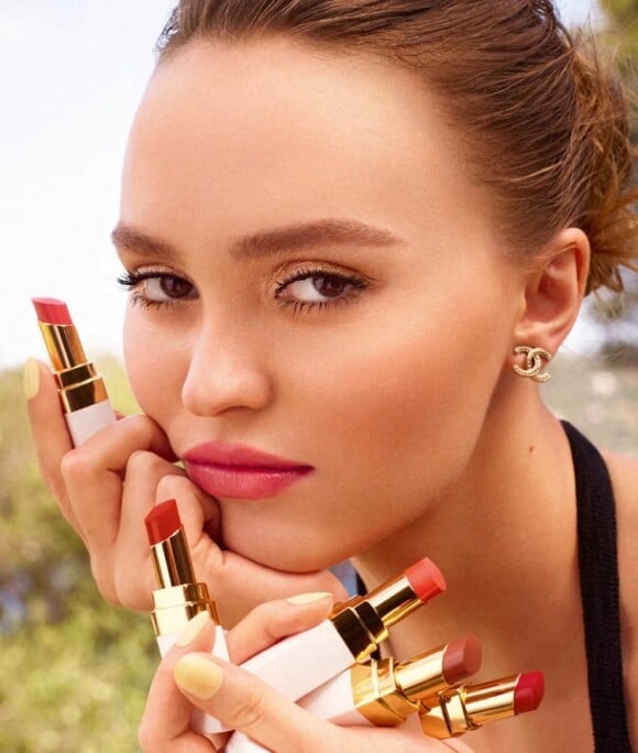 Lily-Rose Depp pose pour la campagne maquillage printemps-été 2022 de Chanel 