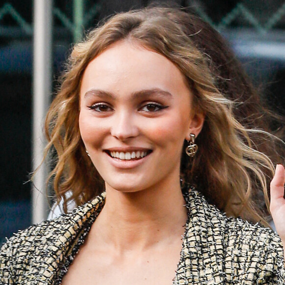 Lily-Rose Depp s'est montrée très proche d'une autre chanteuse avec qui elle est en séjour à Paris.
Lily-Rose Depp à la sortie du défilé de mode Chanel lors de la Fashion Week printemps/été à Paris. © Veeren Ramsamy-Christophe Clovis/Bestimage 