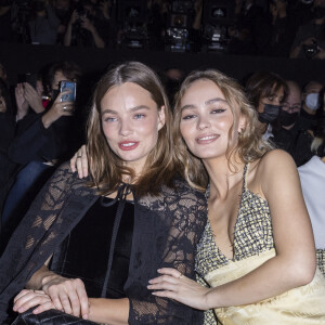 Kristine Froseth et Lily-Rose Depp au front row du défilé de mode Chanel lors de la Fashion Week printemps/été 2022 à Paris, France, le 5 octobre 2021. © Olivier Borde/Bestimage 