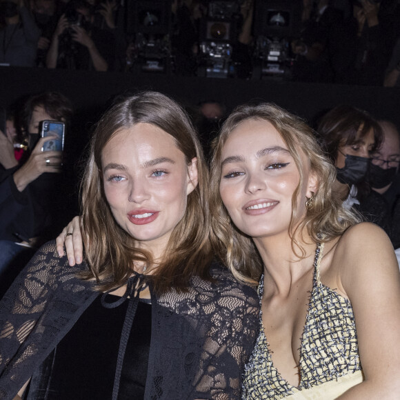 Kristine Froseth et Lily-Rose Depp au front row du défilé de mode Chanel lors de la Fashion Week printemps/été 2022 à Paris, France, le 5 octobre 2021. © Olivier Borde/Bestimage 