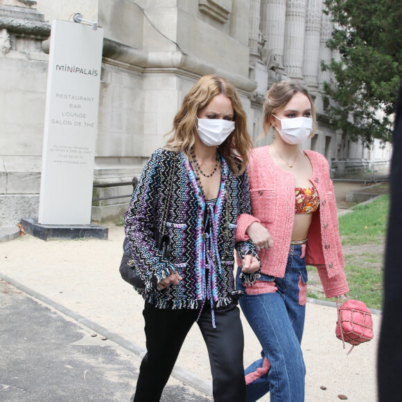 Vanessa Paradis et sa fille Lily-Rose Depp à la sortie du défilé de mode prêt-à-porter printemps-été 2021 "Chanel" au Grand Palais à Paris. Le 6 octobre 2020 