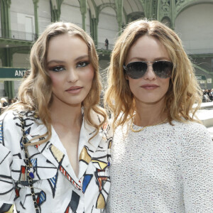 Lily-Rose Depp et sa mère Vanessa Paradis - Les célébrités au photocall du défilé "Chanel Cruise Collection 2020" au Grand Palais. Paris, le 3 mai 2019. © Olivier Borde/Bestimage 